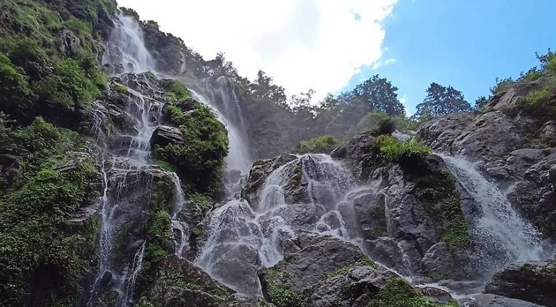 ‘तीनधारे झरना’मा आन्तरिक पर्यटकको घुँईचो