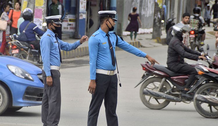 ट्राफिक प्रहरीले सवारीधनीलाई बुझायो ४० लाखका सामान