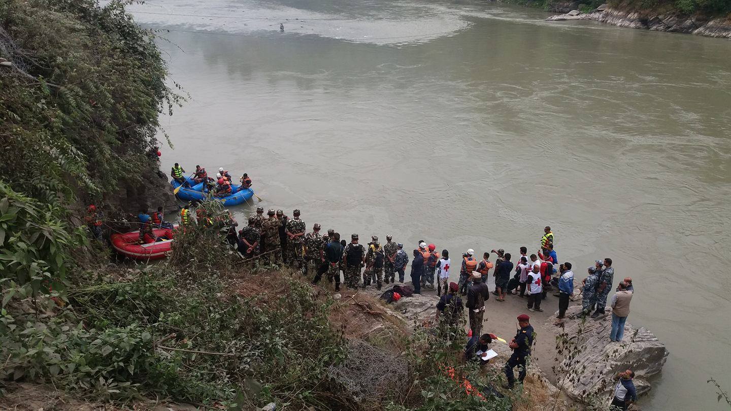 ससुराली हिँडेका लामिछाने परिवारसहित त्रिशुलीमा हाम्फाले