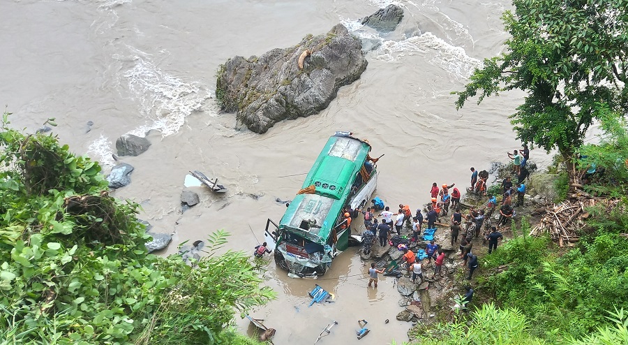 काठमाडौंबाट पोखरा जाँदै गरेको बस त्रिशूली नदीमा बस खस्यो