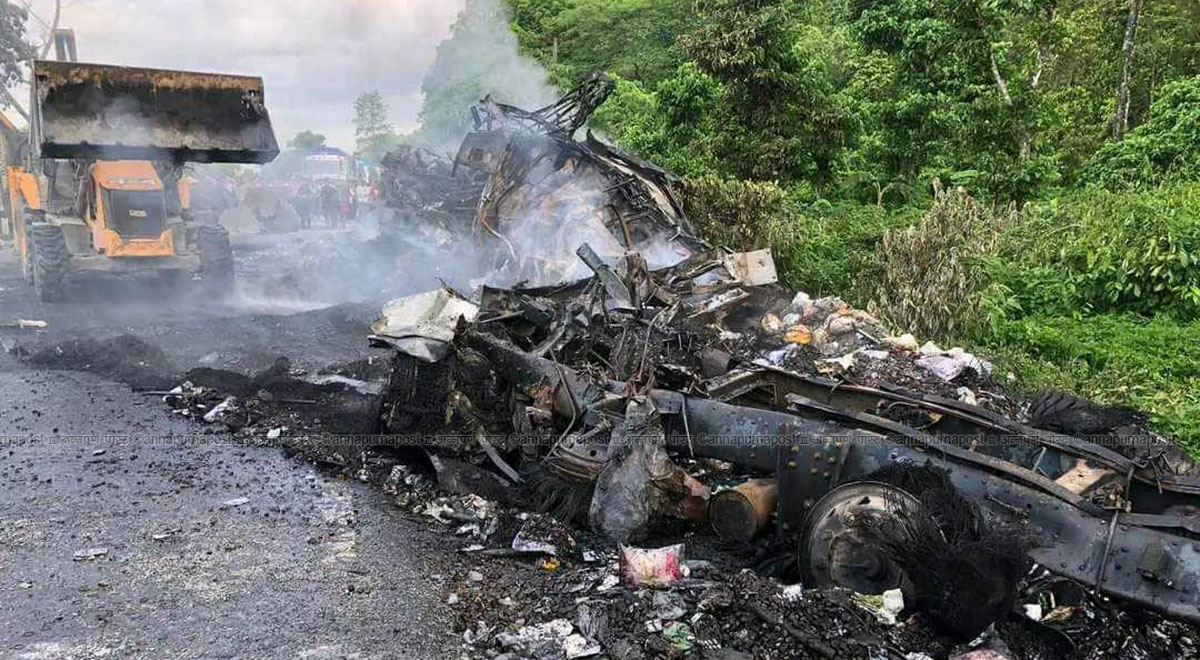मकवानपुरमा दुई ट्रक ठोक्किएर आगलागी हुँदा तीनजनाको मृत्यु