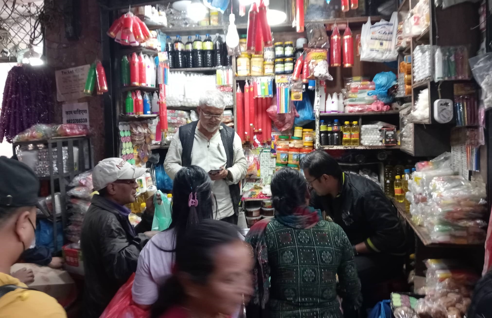 असनमा भाइ मसला किन्नेको भिड (फोटो फिचर)