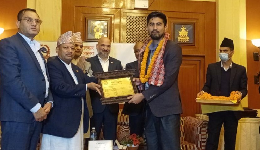 कामना सेवा उत्कृष्ट करदाताको रुपमा सम्मानित