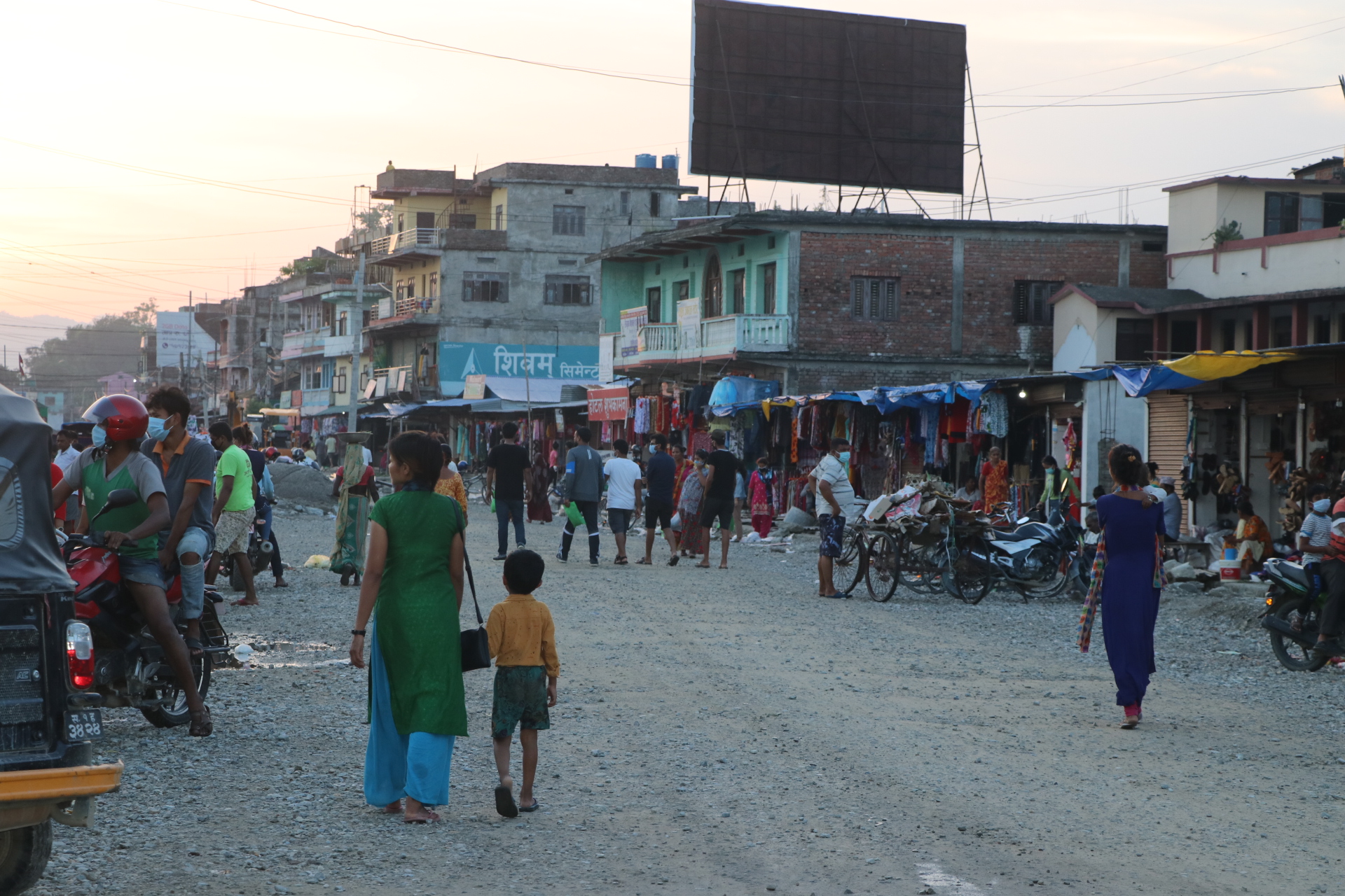 लकडाउन खुकुलो भएसँगै बजारमा भिडभाड बढ्यो