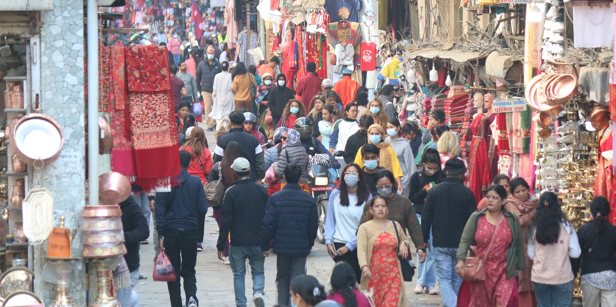 तिहार नजिकिएसँगै बजारमा बढ्यो किनमेल गर्नेको चहलपहल (फोटो फिचर)
