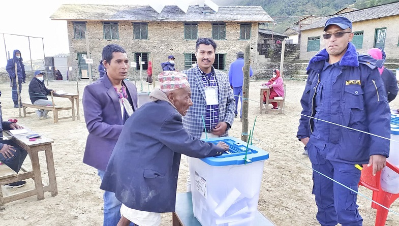 म्याग्दीमा १०७ वर्षीय वृद्धले मतदान गरे