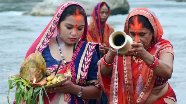 छठमा ब्रत बस्ने महिलाले नाकसम्म लामो सिन्दूर किन लगाउँछन् ?