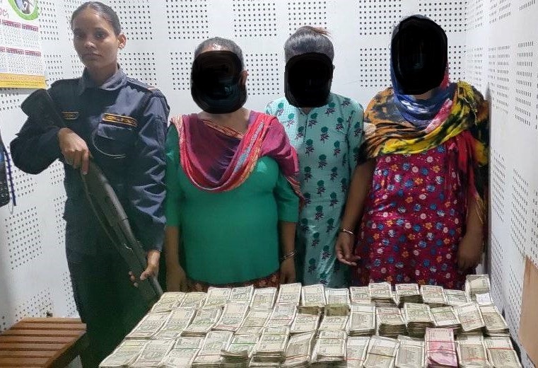 २८ लाख ५६ हजार अवैध भारुसहित तीन जना महिला पक्राउ